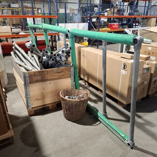 2x Stalen reclameframe met diverse onderdelen
