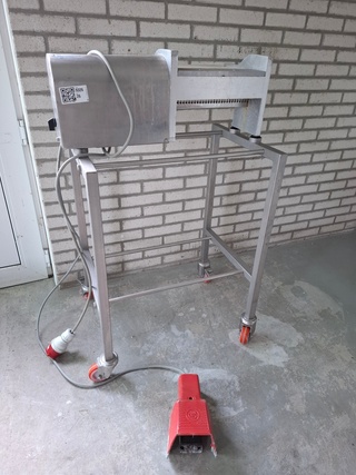 Paling ontvelmachine op verrijdbaar onderstel Steen