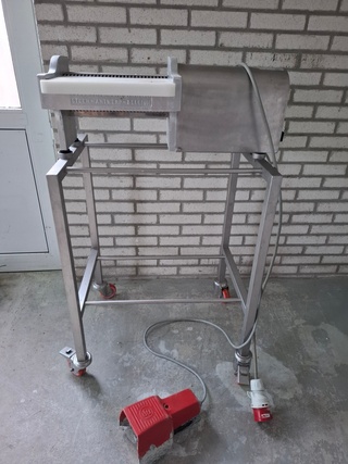 Paling ontvelmachine op verrijdbaar onderstel Steen