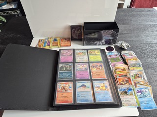 Collectie Pokémon kaarten in vezamelmap, o.a. Prismatic Evolution & Pi