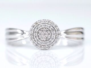Witgouden entourage ring met natuurlijke diamanten
