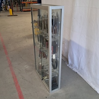 Vitrinekast met ca. 100 zakmessen