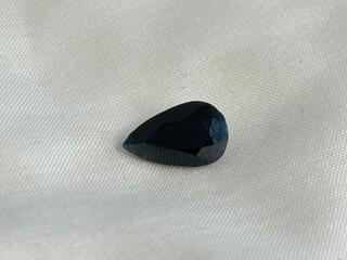 Saffier – Grote natuurlijke donkere peer vorm saffier van 5.73 carat