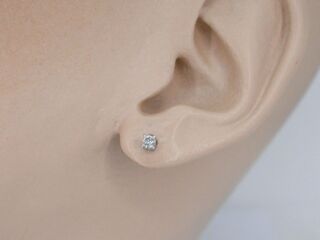 Witgouden oorbellen met natuurlijke diamant