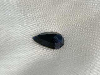 Saffier – Grote natuurlijke donkere peer vorm saffier van 5.73 carat
