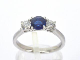 Witgouden trilogy ring met diamanten en saffier