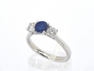 Witgouden trilogy ring met diamanten en saffier
