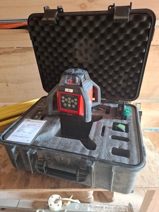 Bouwlaser met statief Futech, Para