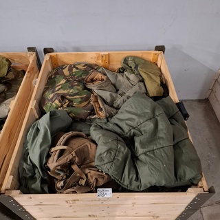 2x Partij camouflage kleding en uitrusting, Woodland / KPU / KL / Falk