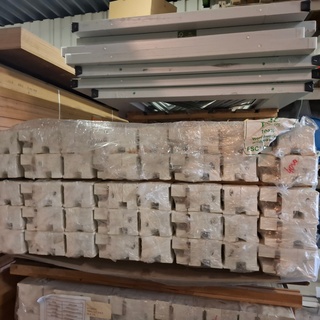 Ca. 40x Hardhouten deurkozijn gegrond