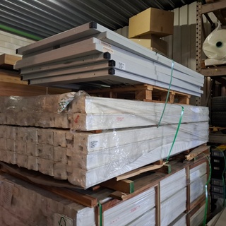 Ca. 40x Hardhouten deurkozijn gegrond