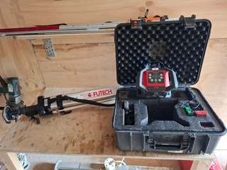 Bouwlaser met statief Futech, Para