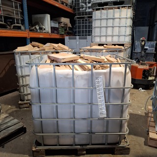 4x IBC met resthout, eiken, beuken, vuren en grenen