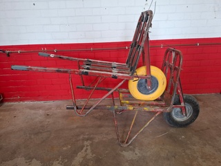 2x Stenenkruiwagen waarvan 1x op luchtband