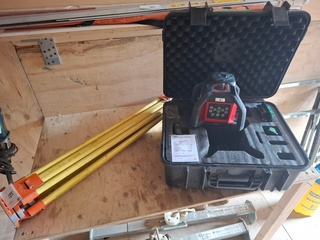 Bouwlaser met statief Futech, Para