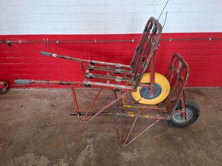 2x Stenenkruiwagen waarvan 1x op luchtband