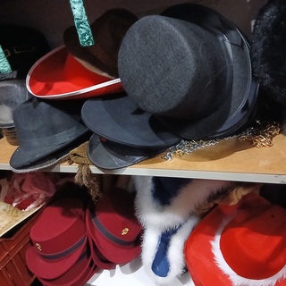 Hoge zwarte hoeden, helmen piraat, cowboy Tirol