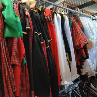 Ca. 64x Schotse feestkleding