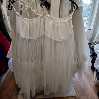 Ca. 62x Diverse trouwjurken en petticoats