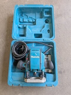 Boven freesmachine Makita, 900 W, bouwjaar 2017