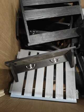 Grote doos met houten, tafels, kapstokken, etc., zwart,/antraciet