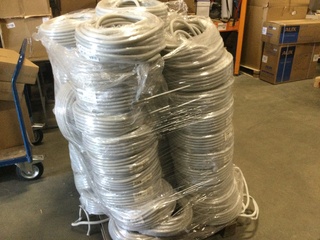 Pallet met flexibele elektriciteits slangen IPS, grijs
