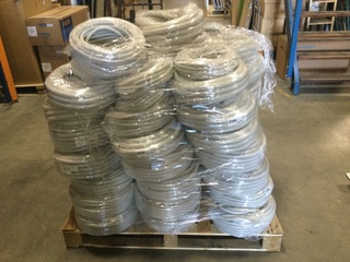 Pallet met flexibele elektriciteits slangen IPS, grijs