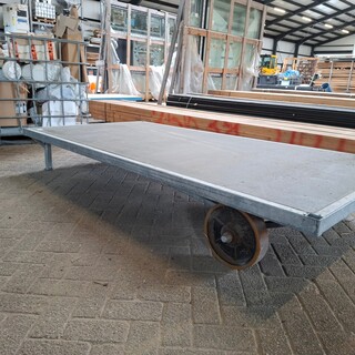 Intern transportmiddel op massieve banden