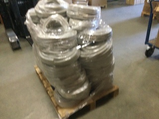 Pallet met flexibele elektriciteits slangen IPS, grijs