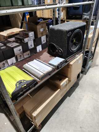 Autoradio met 2 grote versterkers en sub woofer