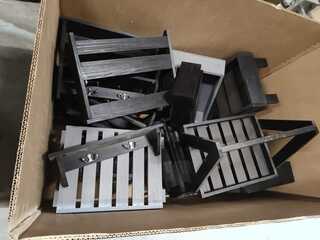 Grote doos met houten, tafels, kapstokken, etc., zwart,/antraciet
