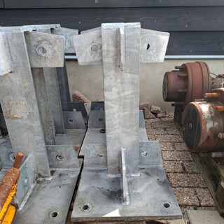 12x Metalen poot met grondplaat