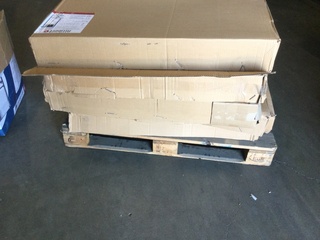 Pallet met 5 wc’s frames met zwarte duwplaat Allibert