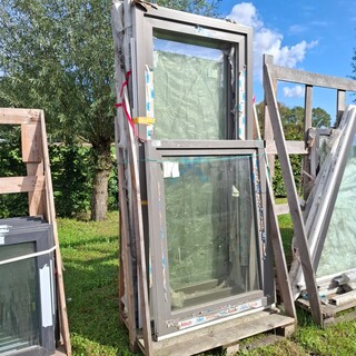 4x Diverse kunststof kozijnen waarvan 3 met glas