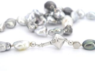 Schoeffel – Barok parel ketting met witgouden sluiting