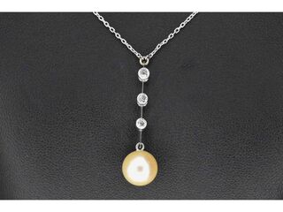 Witgouden ketting met parel en diamanten