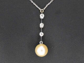 Witgouden ketting met parel en diamanten