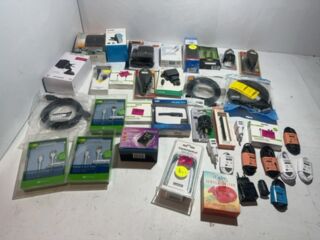 Partij met elektronica accessoires en kabels, 38 stuks