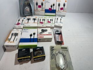Partij met diverse kabels en accessoires