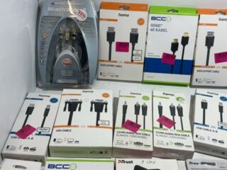 Partij met diverse kabels en accessoires