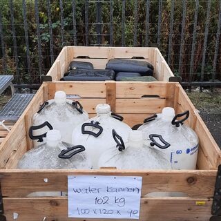 Partij waterkannen en jerrycans