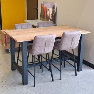 Bartafel met 4 krukken
