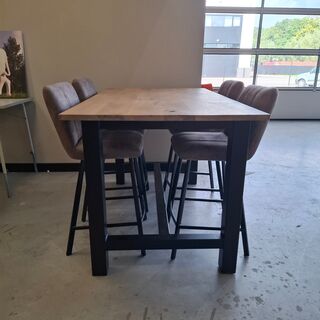 Bartafel met 4 krukken