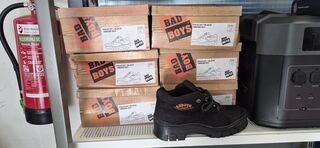 Ca. 13x Paar schoenen, Badboys, Lage zwarte en hoge bruine, Zwart