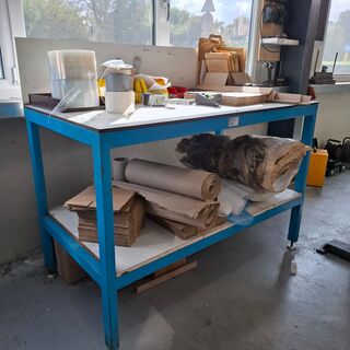 Werkbank met divers verpakkingsmateriaal