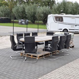 Vergadertafel met 10x stoel en ca. 70 m² laminaatvloer