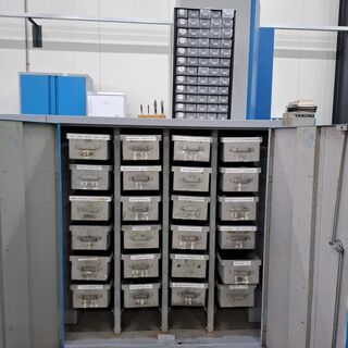 Assortiment metaalbewerking instrumenten in werkplaatskast