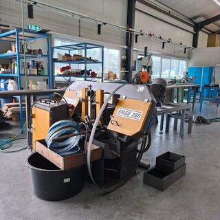 Bandzaagmachine met aanvoerbaan Beka-Mak, BMS 280, bouwjaar 2008