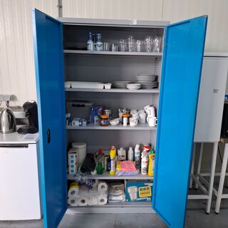 Divers keukenbenodigdheden in kast