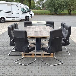 Vergadertafel met 10x stoel en ca. 70 m² laminaatvloer